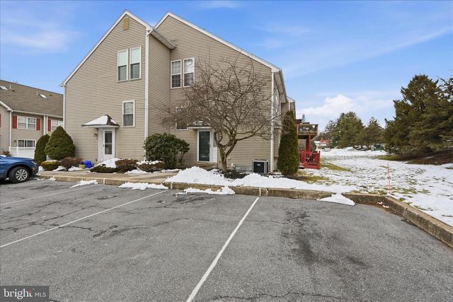 2 HORSESHOE DR, Douglassville, PA 19518