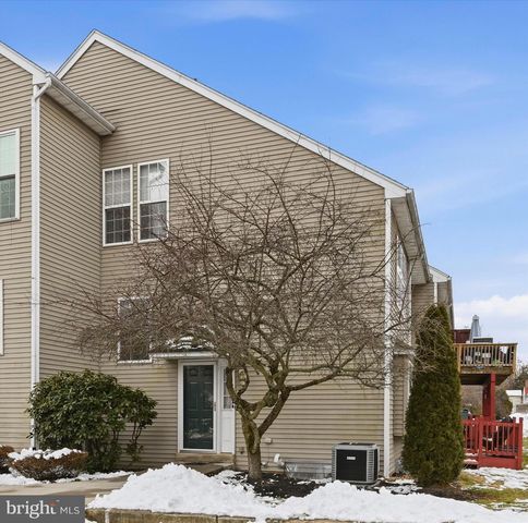 2 HORSESHOE DR, Douglassville, PA 19518