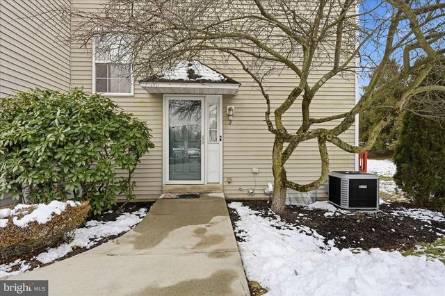 2 HORSESHOE DR, Douglassville, PA 19518