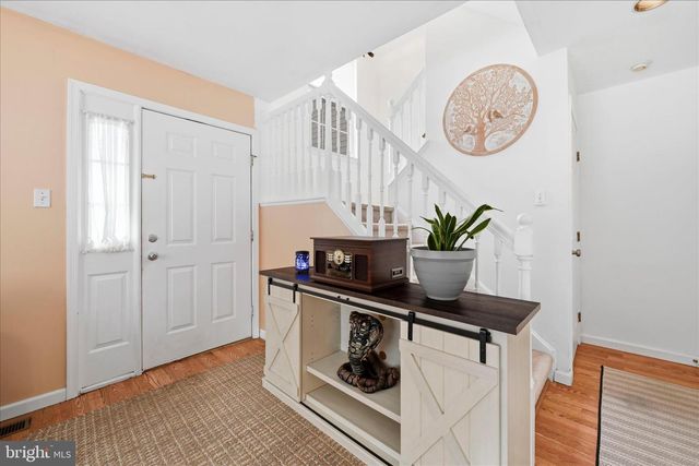 2 HORSESHOE DR, Douglassville, PA 19518