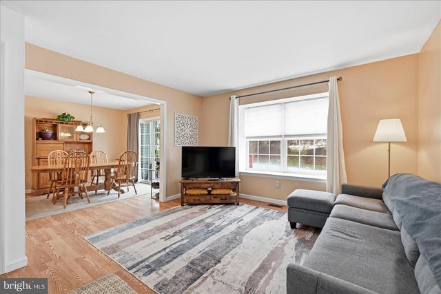 2 HORSESHOE DR, Douglassville, PA 19518