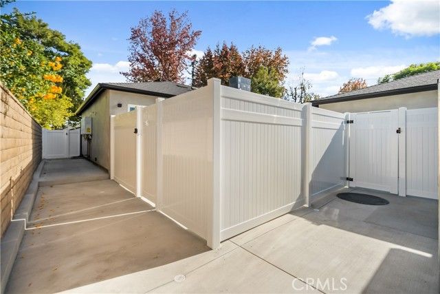 6937 Jellico Avenue, Los Angeles, CA 91406