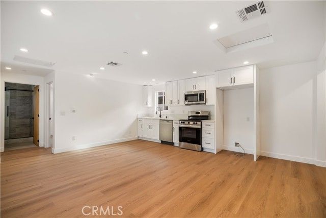 6937 Jellico Avenue, Los Angeles, CA 91406