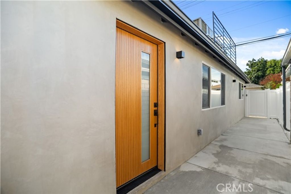 6937 Jellico Avenue, Los Angeles, CA 91406