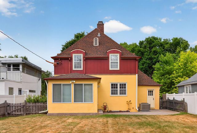 1546 8th Street S, Fargo, ND 58103