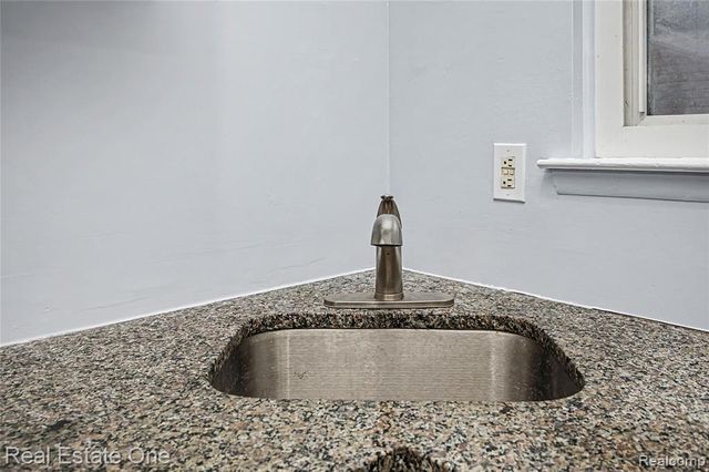 21046 Wakedon Street, Southfield, MI 48033