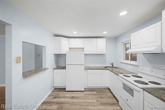 21046 Wakedon Street, Southfield, MI 48033