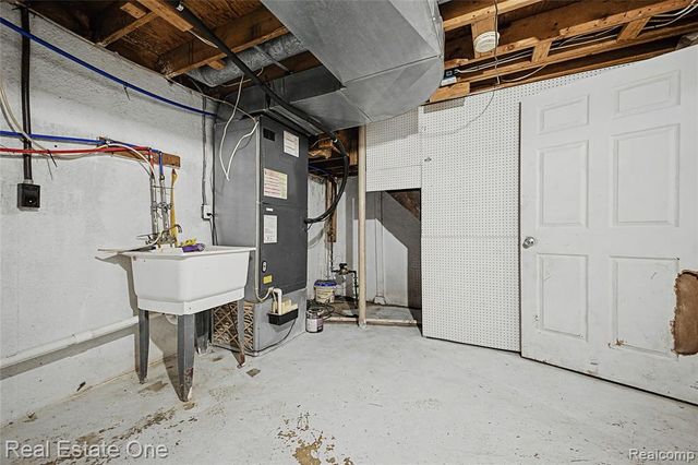 21046 Wakedon Street, Southfield, MI 48033