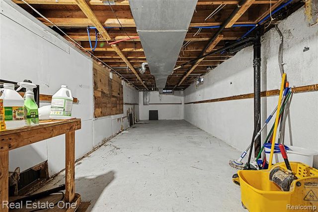 21046 Wakedon Street, Southfield, MI 48033