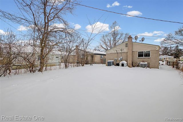 21046 Wakedon Street, Southfield, MI 48033