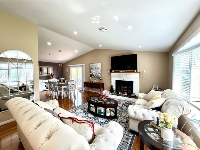 27 Hill St, Leominster, MA 01453