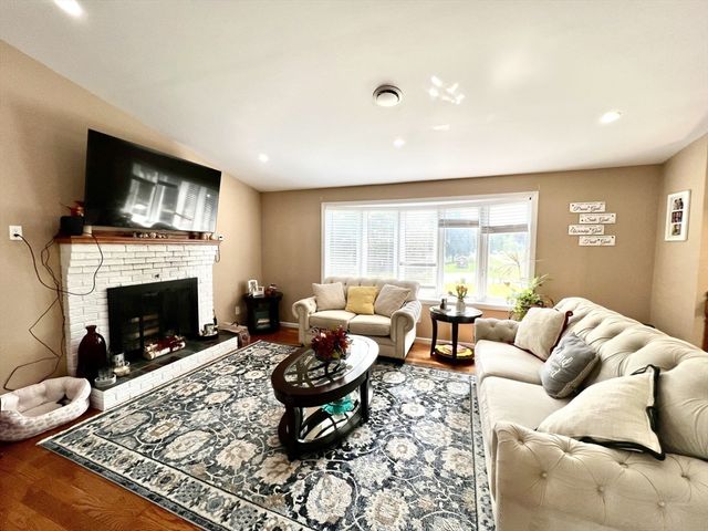 27 Hill St, Leominster, MA 01453