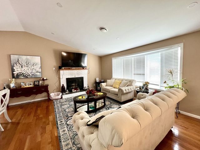27 Hill St, Leominster, MA 01453