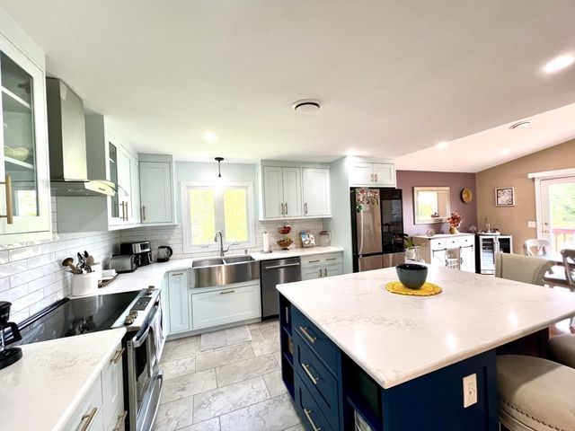 27 Hill St, Leominster, MA 01453