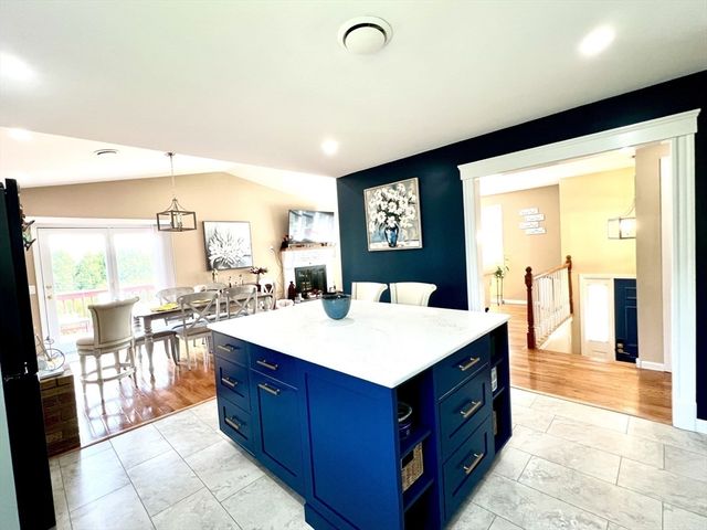 27 Hill St, Leominster, MA 01453