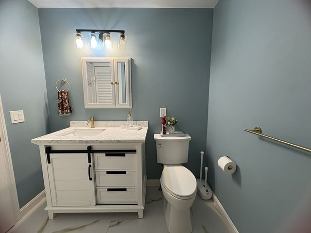 27 Hill St, Leominster, MA 01453