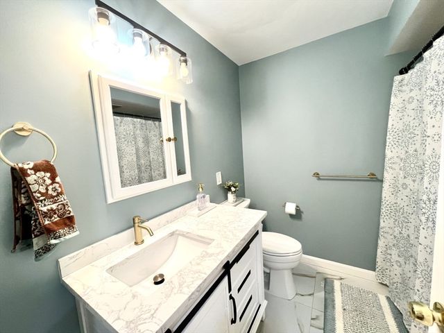 27 Hill St, Leominster, MA 01453