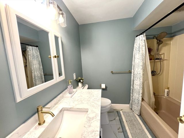 27 Hill St, Leominster, MA 01453