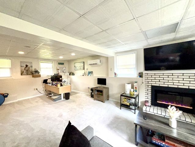 27 Hill St, Leominster, MA 01453
