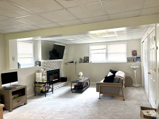 27 Hill St, Leominster, MA 01453