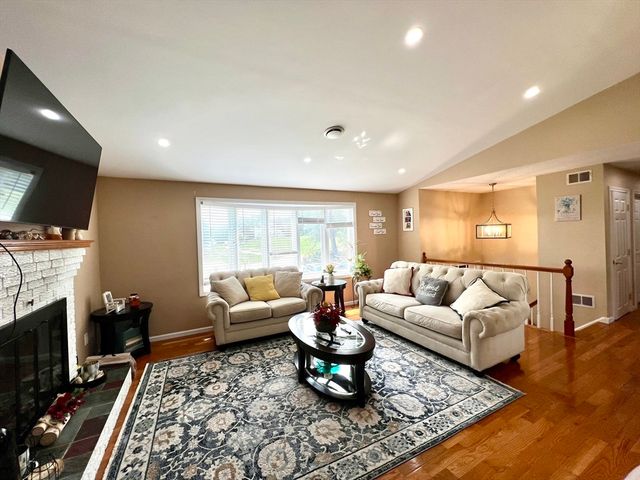 27 Hill St, Leominster, MA 01453