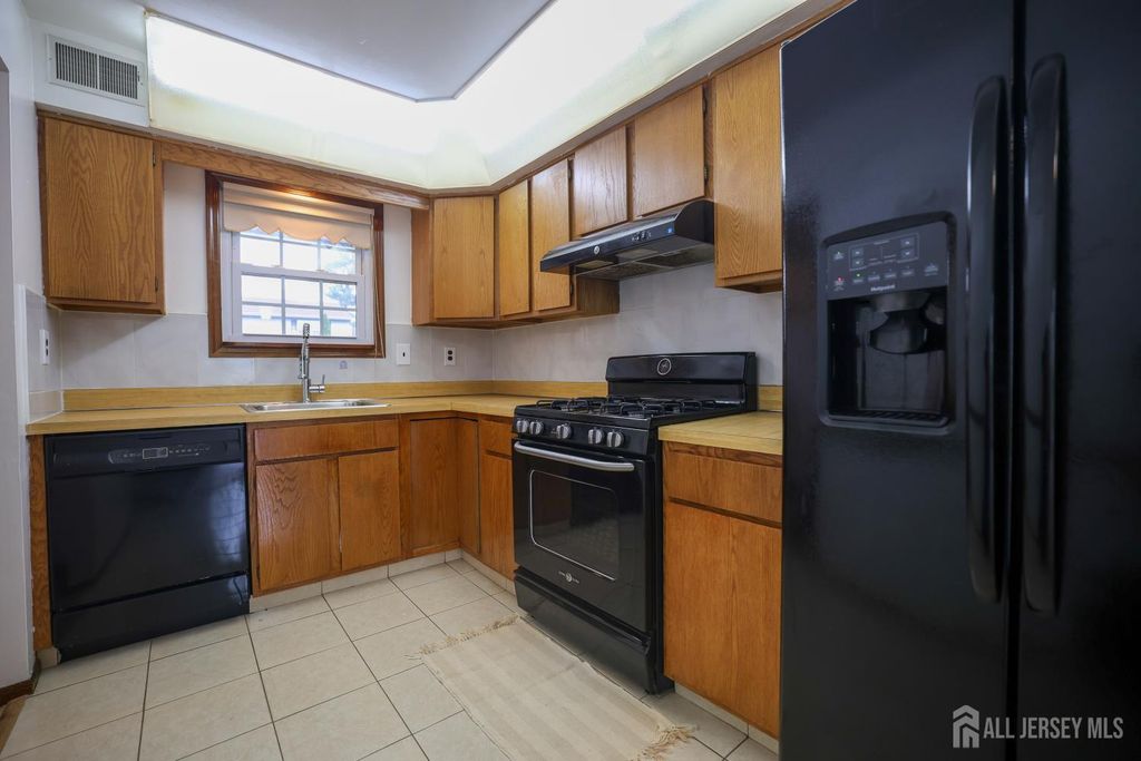 3 Jefferson Drive, Spotswood, NJ 08884