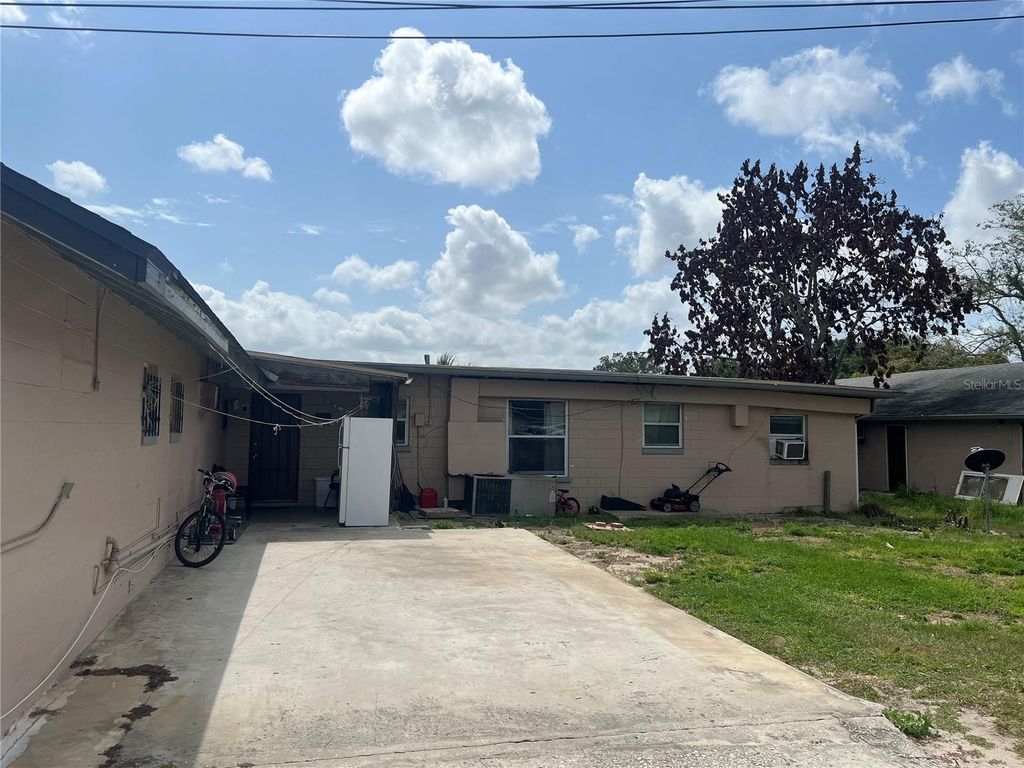 Image 2 of property listing at 617 E MYERS BOULEVARD, Mascotte, FL 34753