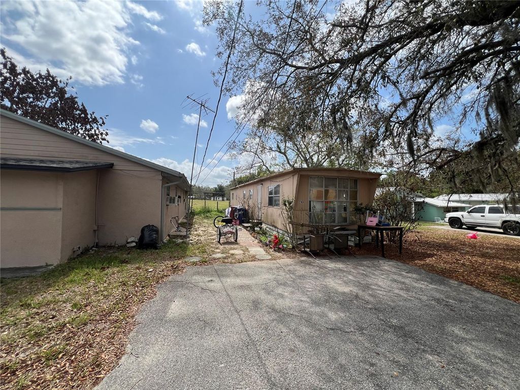 Image 4 of property listing at 617 E MYERS BOULEVARD, Mascotte, FL 34753