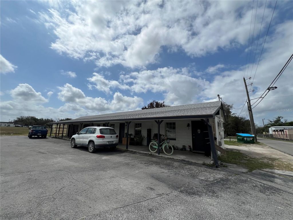 Image 5 of property listing at 617 E MYERS BOULEVARD, Mascotte, FL 34753