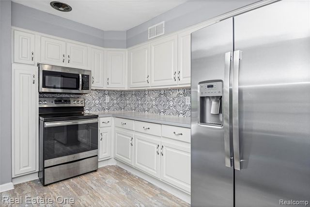 6740 Brockhurst Boulevard, West Bloomfield, MI 48322