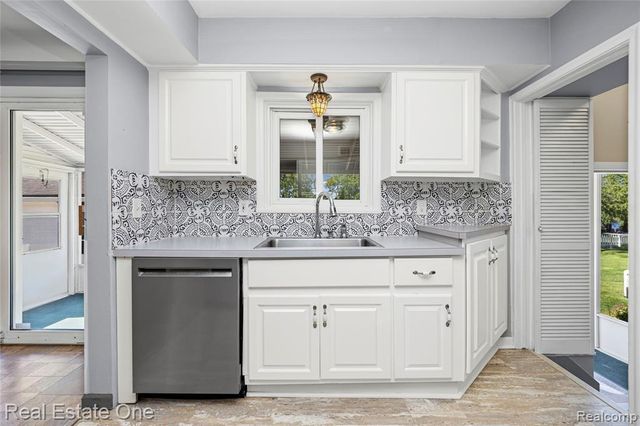 6740 Brockhurst Boulevard, West Bloomfield, MI 48322