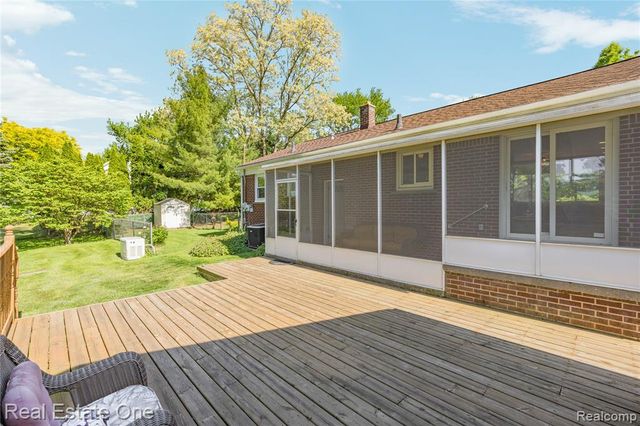 6740 Brockhurst Boulevard, West Bloomfield, MI 48322