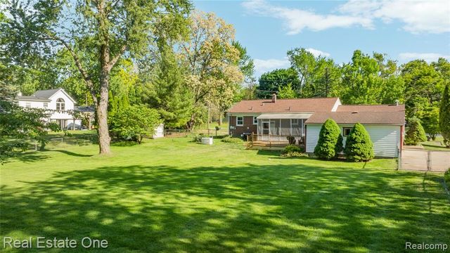 6740 Brockhurst Boulevard, West Bloomfield, MI 48322