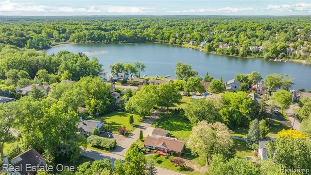 6740 Brockhurst Boulevard, West Bloomfield, MI 48322