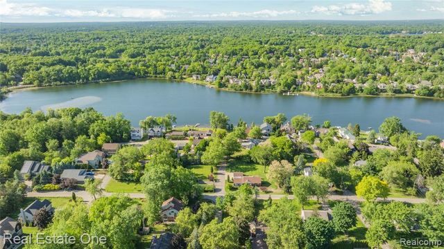 6740 Brockhurst Boulevard, West Bloomfield, MI 48322