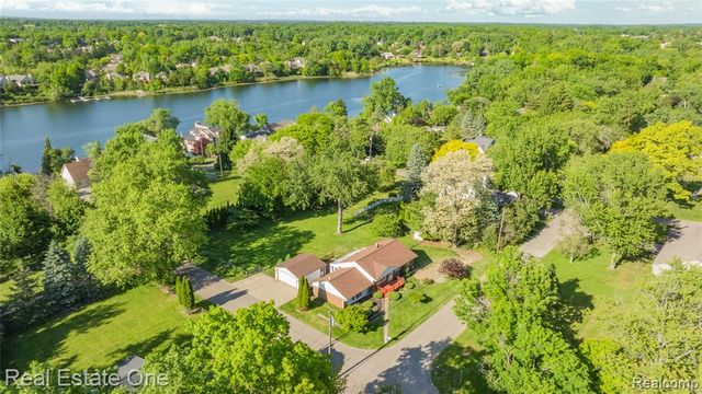 6740 Brockhurst Boulevard, West Bloomfield, MI 48322