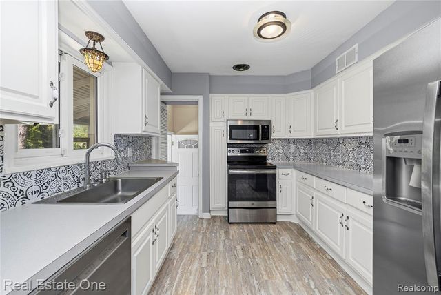 6740 Brockhurst Boulevard, West Bloomfield, MI 48322