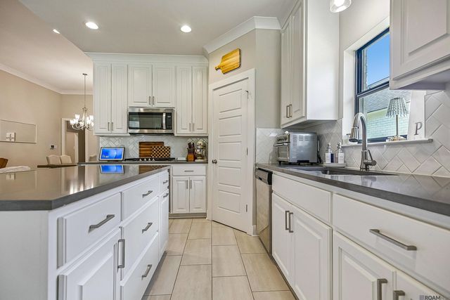 3832 Villa Michel Dr, Baton Rouge, LA 70817