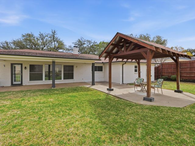 4300 Winding Way, Benbrook, TX 76126