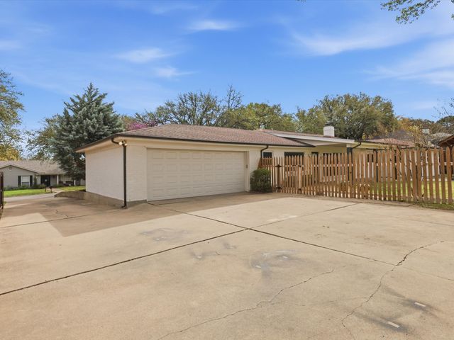 4300 Winding Way, Benbrook, TX 76126