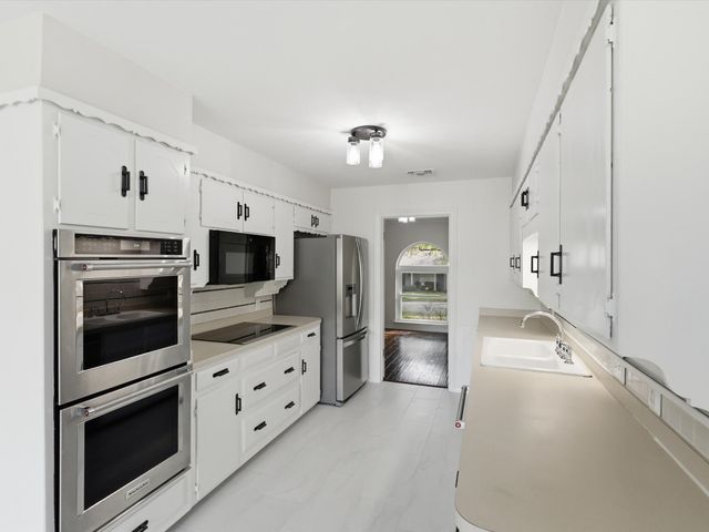 4300 Winding Way, Benbrook, TX 76126