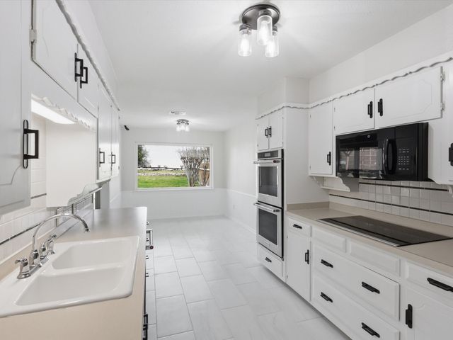 4300 Winding Way, Benbrook, TX 76126