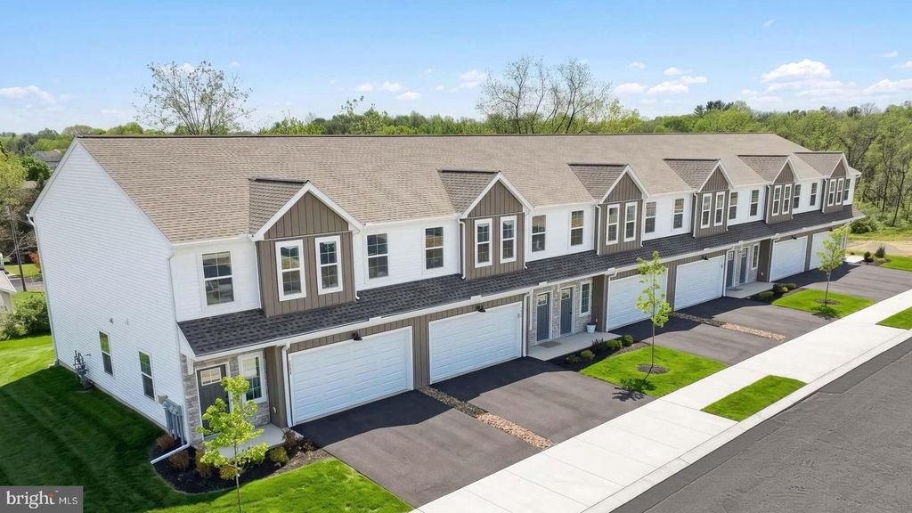 7857 OAK BROOK DR, Harrisburg, PA 17112