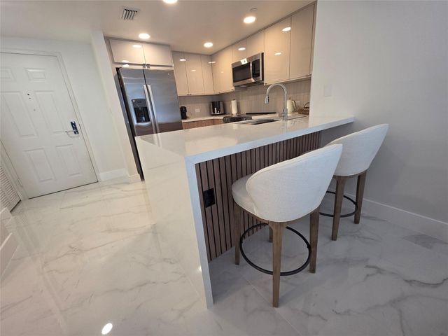 19501 W Country Club Drive 2306, Aventura, FL 33180