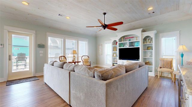 2809 Tradewind Lane, Crystal Beach, TX 77650