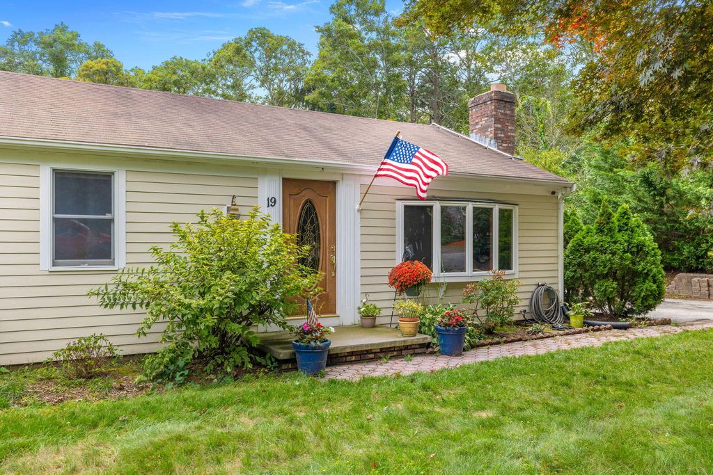 19 Essex Road, Mashpee, MA 02649