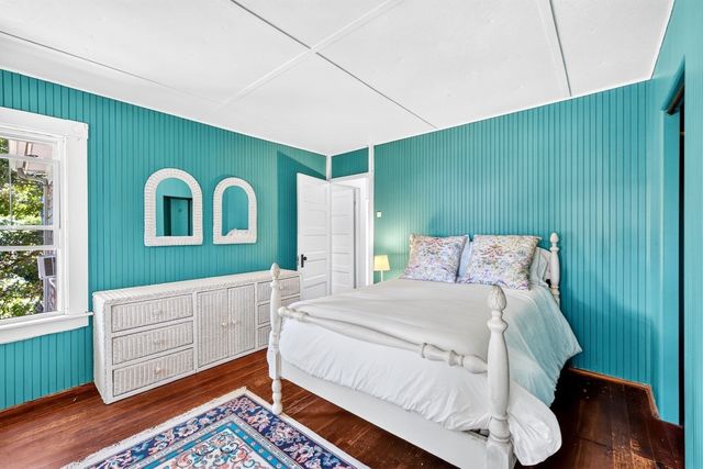 34 Pequossett Ave, Falmouth, MA 02556