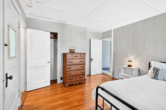 34 Pequossett Ave, Falmouth, MA 02556