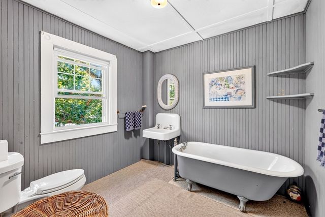 34 Pequossett Ave, Falmouth, MA 02556