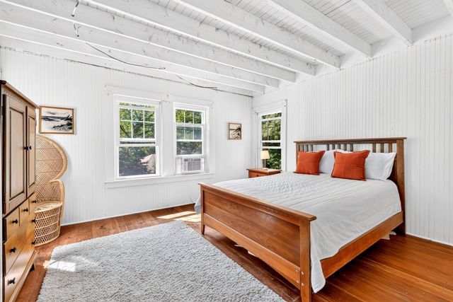 34 Pequossett Ave, Falmouth, MA 02556